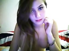 Очень сексапильная молодая девушка показывает себя на вебкамеру