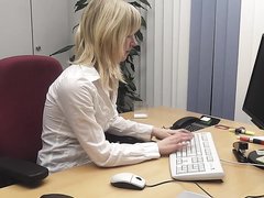 Немецкая секретарша мастурбирует на рабочем месте