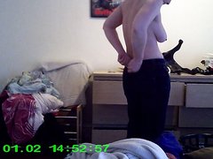 Домашнее видео с переодевающейся зрелой женщиной сняла скрытая камера в спальне