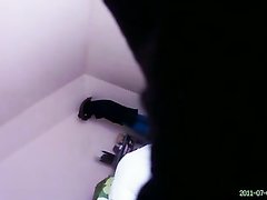 Любительский секс похотливой парочки в спальне снимает скрытая камера