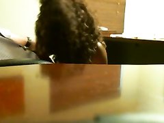 В домашнем видео со скрытой камеры секретарша дрочит член босса руками и попой