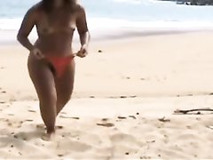 Сексапильная туристка занялась нудизмом на пляже