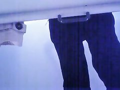 Подглядывание в домашнем видео со скрытой камеры под столом за зрелой француженкой