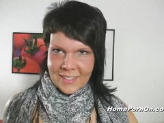 В любительском немецком видео позитивная брюнетка строчит минет от первого лица