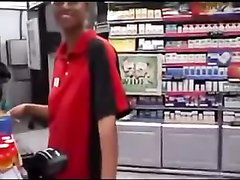 Негритянка в видео от первого лица делает домашний минет белому парню в магазине