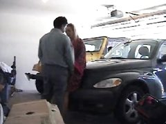 Любительский секс со зрелой блондинкой снимает на парковке скрытая камера
