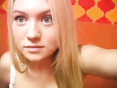 Ухоженная блондинка разделась для любительской мастурбации по вебкамере
