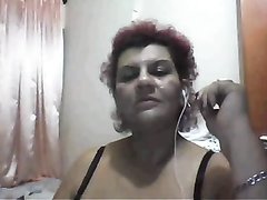 Рыжая зрелая домохозяйка с толстой фигурой разделась перед вебкамерой