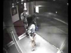 Любительское подглядывание по скрытой камера за парой трахающейся в лифте