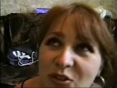 Русская зрелая домохозяйка с волосатой киской трахается в анал перед камерой