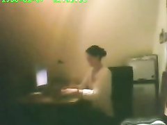Скрытая камера в офисе снимает домашнюю мастурбацию возбуждённой дамы