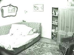 Подглядывание домашней мастурбации возбуждённой зрелой женщины в постели