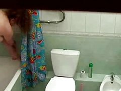 Домашняя скрытая камера записывает молодую и толстую брюнетку в ванной