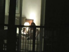 Подглядывание через окно за мастурбирующей одинокой женщиной