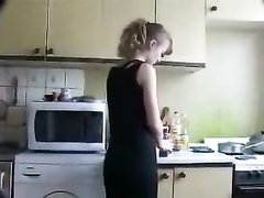 Молодая блондинка трахается с любовником на кухне
