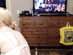 Немецкая блондинка предавшись домашней мастурбации шалит с киской и аналом