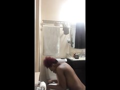Стройная блондинка в туалете любимой секс игрушкой мастурбирует щель