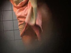 Молодая дама перед домашней скрытой камерой купается в ванной комнате