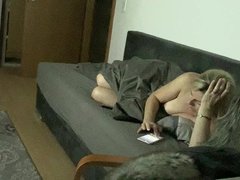 Скрытая камера снимает домашнюю мастурбацию зрелой блондинки