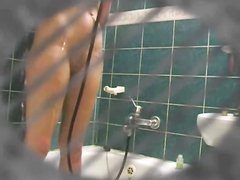 Подглядывание по любительской скрытой камерой за брюнеткой в душе