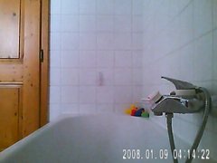 Любительское подглядывание за молодой красоткой купающейся в ванной