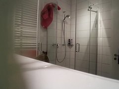 Грудастая зрелая блондинка и любительское подглядывание в ванной