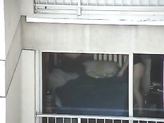 Подглядывание через окно за мастурбирующей одинокой женщиной