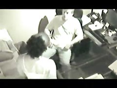 Скрытая камера сняла горячее видео с интимом офисных работников после окончания смены