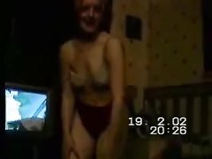 В ретро порно зрелая британка Показывает своё не совсем красивое тело с маленькими сиськами