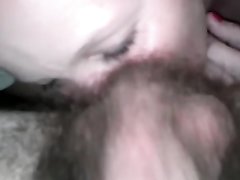 Шлюха в домашнем порно лижет анус волосатого клиента и трахает его язычком