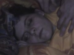 Дама на видео прикидывается спящей и партнёр мастурбирует член для буккакэ