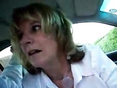 Таксист в видео от первого лица снял любительский минет зрелой блондинки