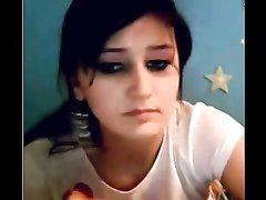 Широкобёдрая турчанка мастурбирует киску перед домашней вебкамерой