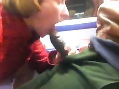 Рыжая женщина в общественном транспорте строчит любительский минет негру