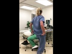 Грудастая блондинка на работе сняла на камеру любительскую мастурбацию