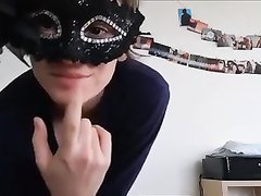 Француженка мастурбирует волосаты анал перед любительской вебкамерой