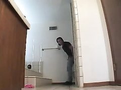 Приличная домохозяйка вызвала для анального секса сантехника в ванную